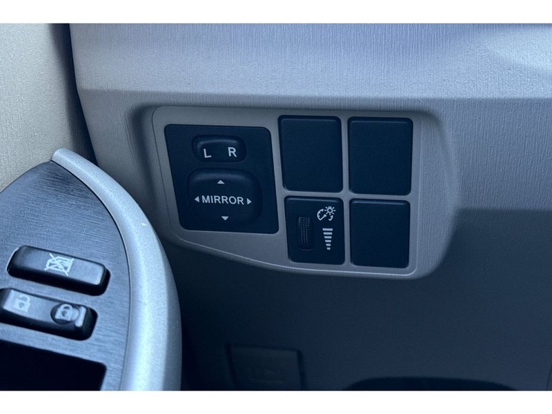 Toyota Prius Vehicle Full-screen Gallery Image 28