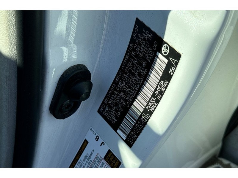 Toyota Prius Vehicle Full-screen Gallery Image 31