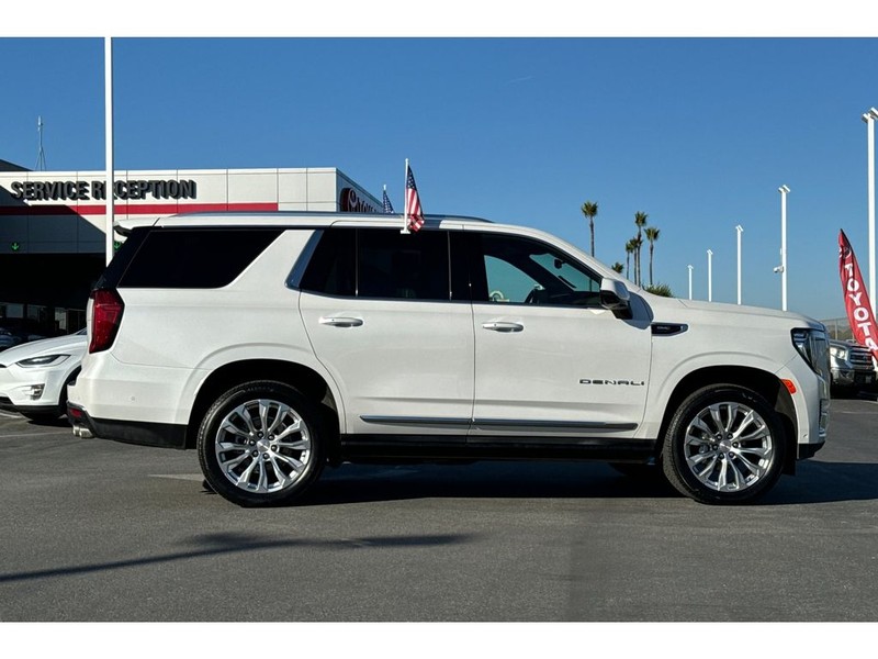 GMC Yukon Vehicle Full-screen Gallery Image 03