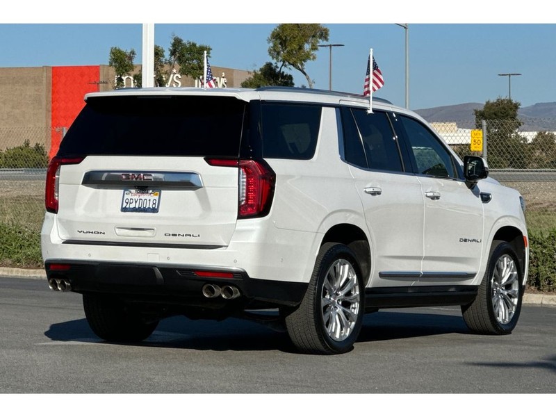 GMC Yukon Vehicle Full-screen Gallery Image 04
