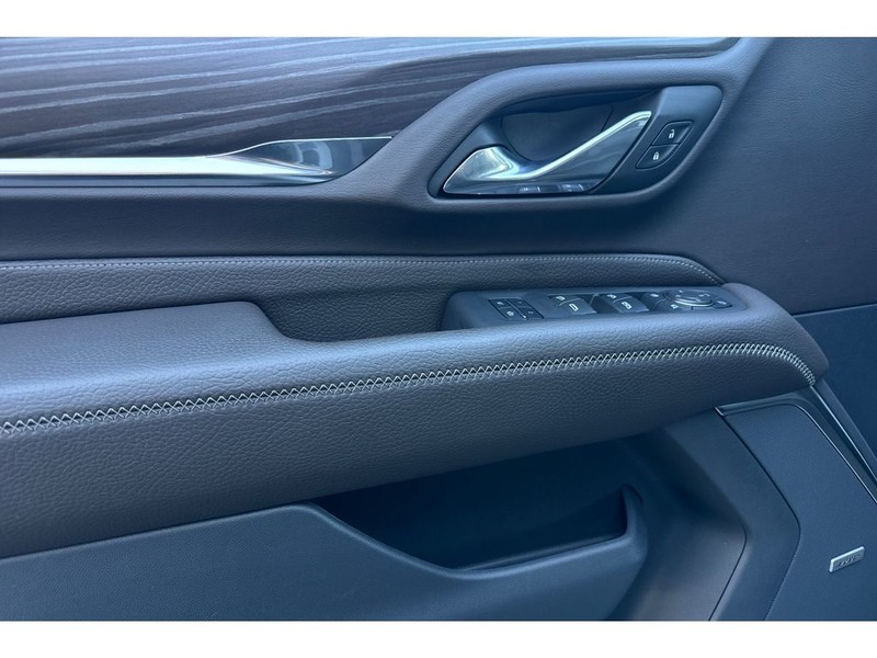 GMC Yukon Vehicle Full-screen Gallery Image 11