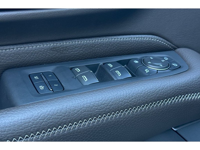 GMC Yukon Vehicle Full-screen Gallery Image 12