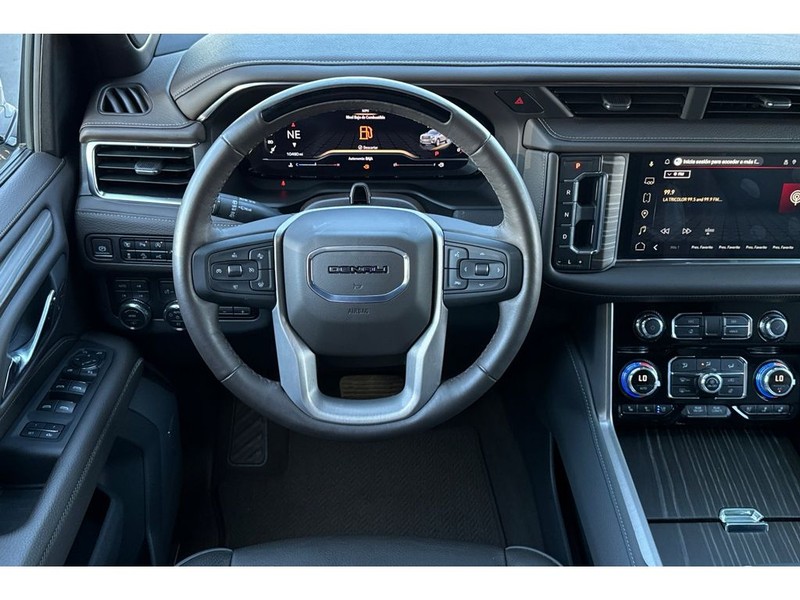 GMC Yukon Vehicle Full-screen Gallery Image 15