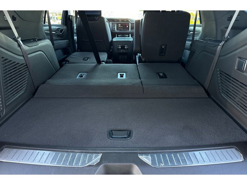 GMC Yukon Vehicle Full-screen Gallery Image 18