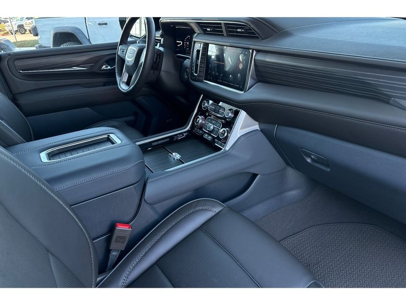 GMC Yukon Vehicle Full-screen Gallery Image 19