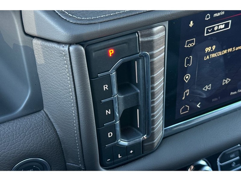 GMC Yukon Vehicle Full-screen Gallery Image 23