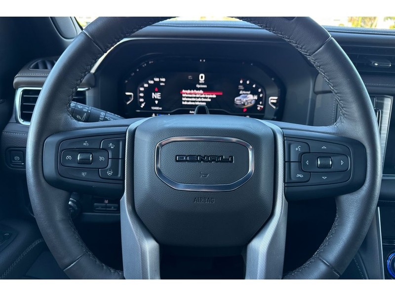 GMC Yukon Vehicle Full-screen Gallery Image 25