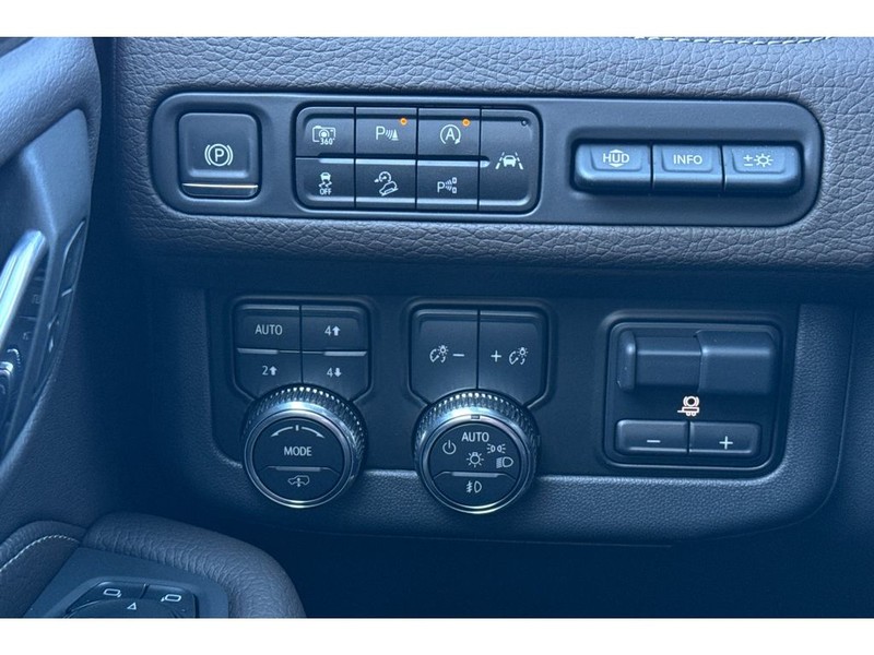 GMC Yukon Vehicle Full-screen Gallery Image 30