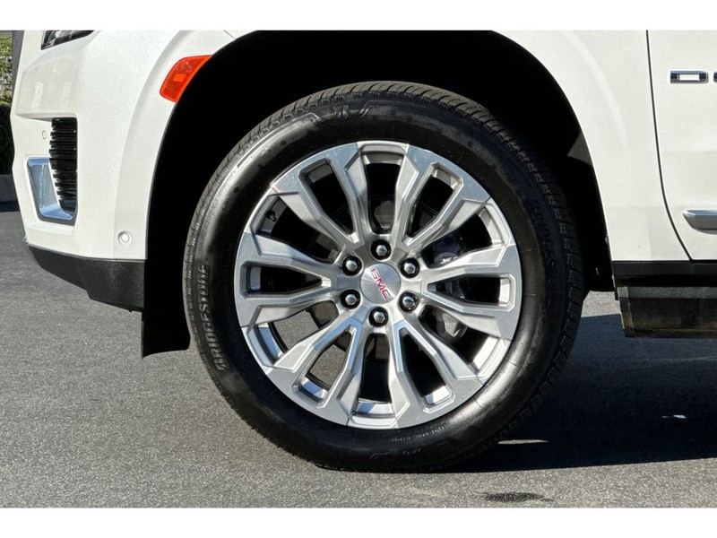 GMC Yukon Vehicle Full-screen Gallery Image 31