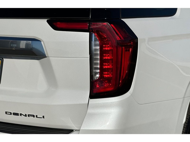GMC Yukon Vehicle Full-screen Gallery Image 32