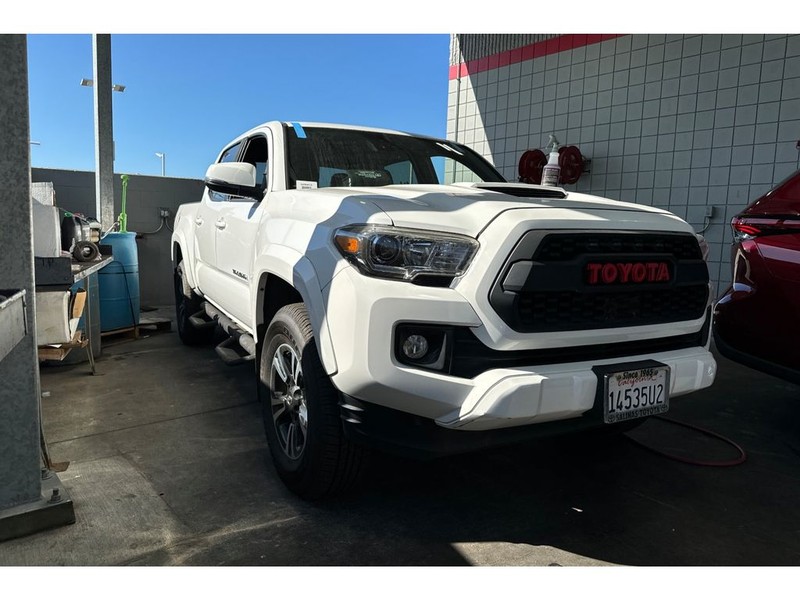 Toyota Tacoma Vehicle Full-screen Gallery Image 02