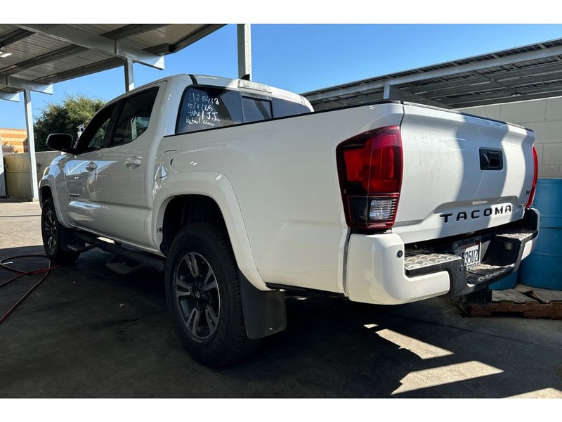 Toyota Tacoma Vehicle Full-screen Gallery Image 03