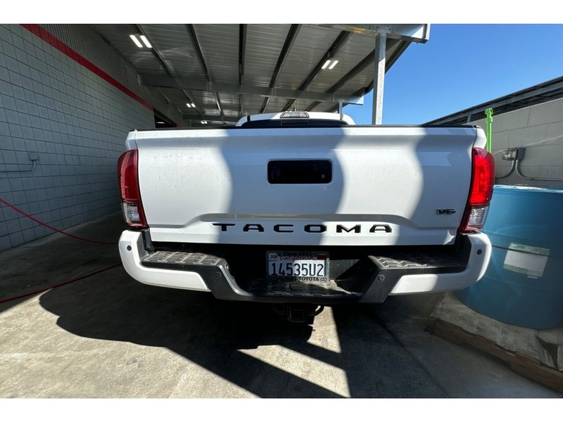 Toyota Tacoma Vehicle Full-screen Gallery Image 04