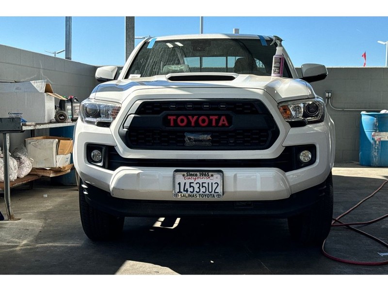 Toyota Tacoma Vehicle Full-screen Gallery Image 05