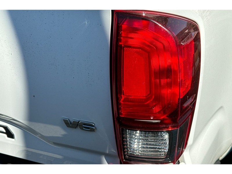 Toyota Tacoma Vehicle Full-screen Gallery Image 06