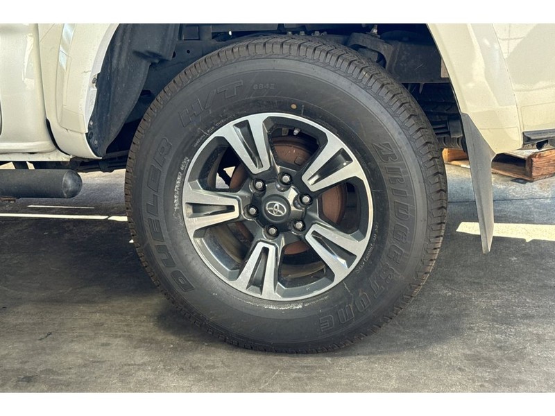 Toyota Tacoma Vehicle Full-screen Gallery Image 07