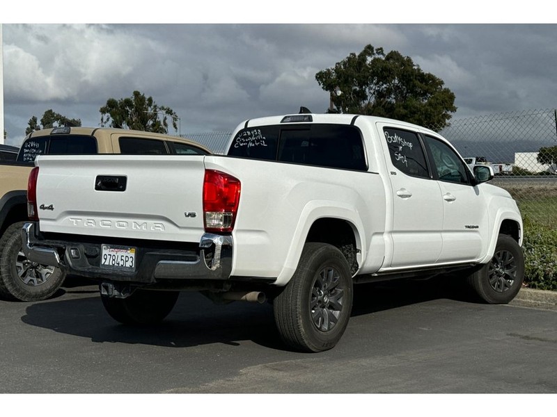 Toyota Tacoma Vehicle Full-screen Gallery Image 03