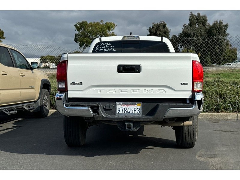 Toyota Tacoma Vehicle Full-screen Gallery Image 04