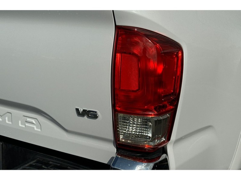 Toyota Tacoma Vehicle Full-screen Gallery Image 05