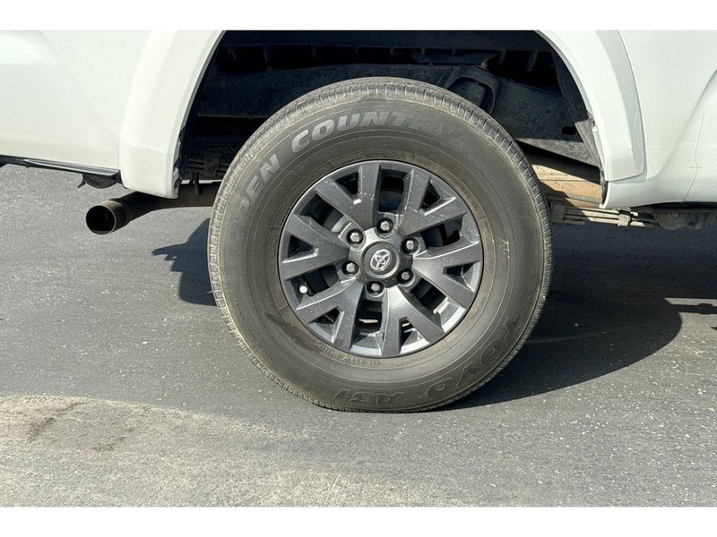 Toyota Tacoma Vehicle Full-screen Gallery Image 06