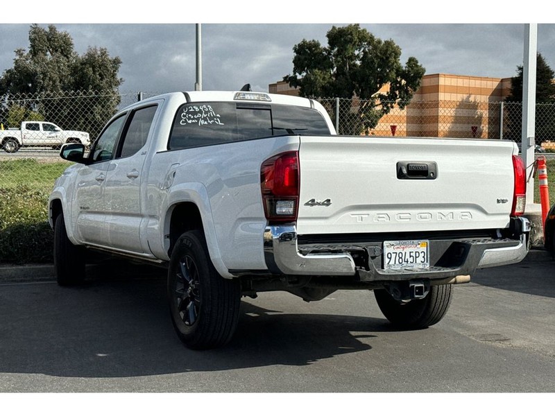 Toyota Tacoma Vehicle Full-screen Gallery Image 07