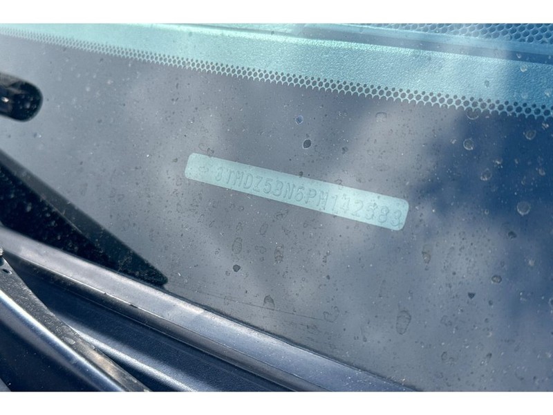 Toyota Tacoma Vehicle Full-screen Gallery Image 08