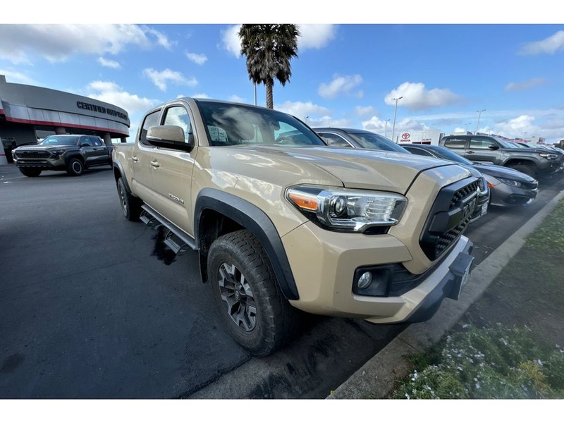 Toyota Tacoma Vehicle Full-screen Gallery Image 02