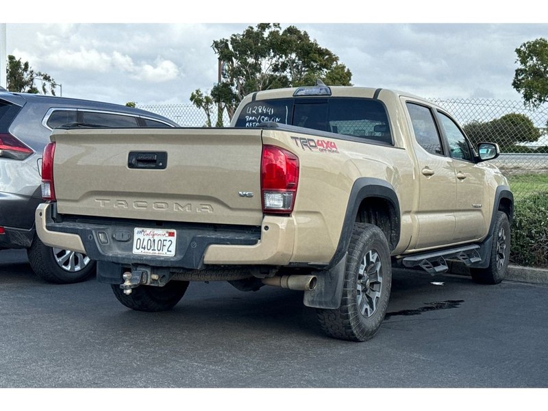Toyota Tacoma Vehicle Full-screen Gallery Image 03