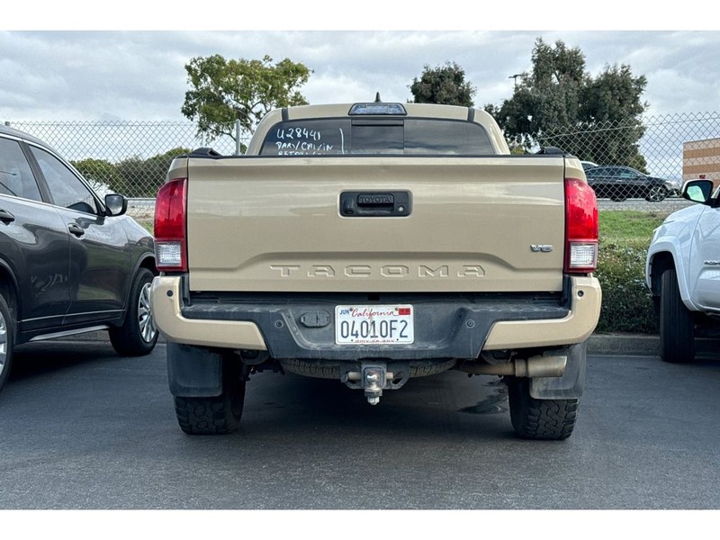 Toyota Tacoma Vehicle Full-screen Gallery Image 04