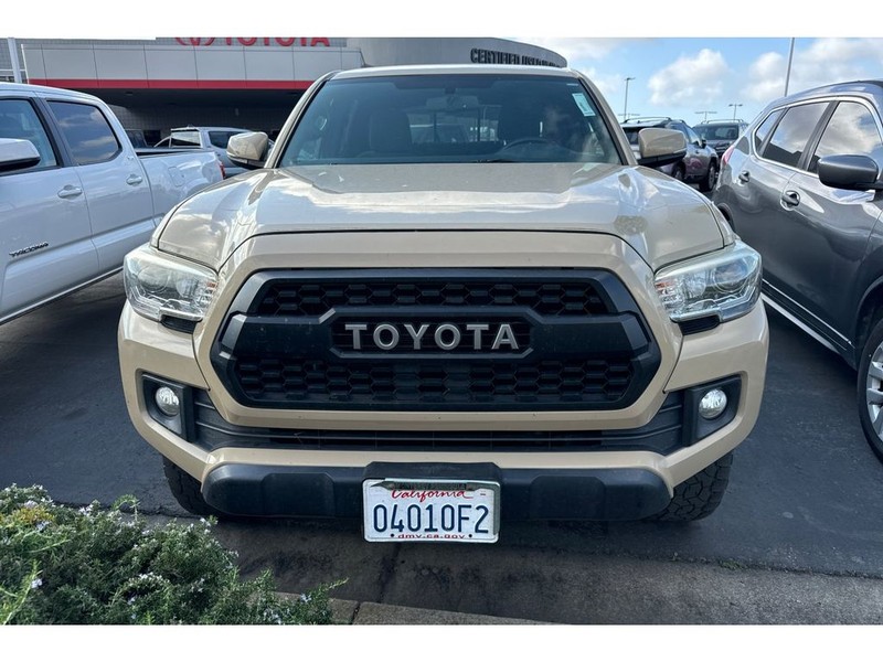 Toyota Tacoma Vehicle Full-screen Gallery Image 05