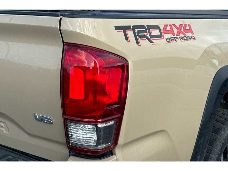 Toyota Tacoma Vehicle Full-screen Gallery Image 06