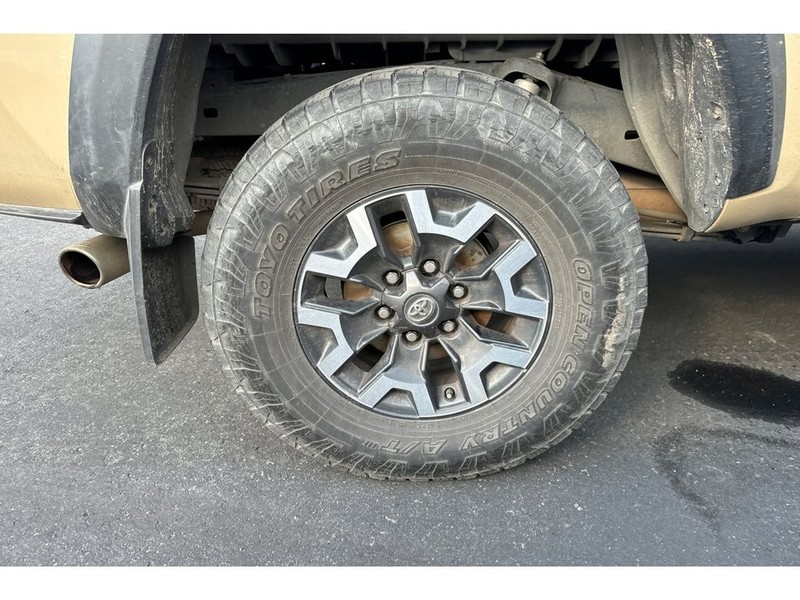 Toyota Tacoma Vehicle Full-screen Gallery Image 07