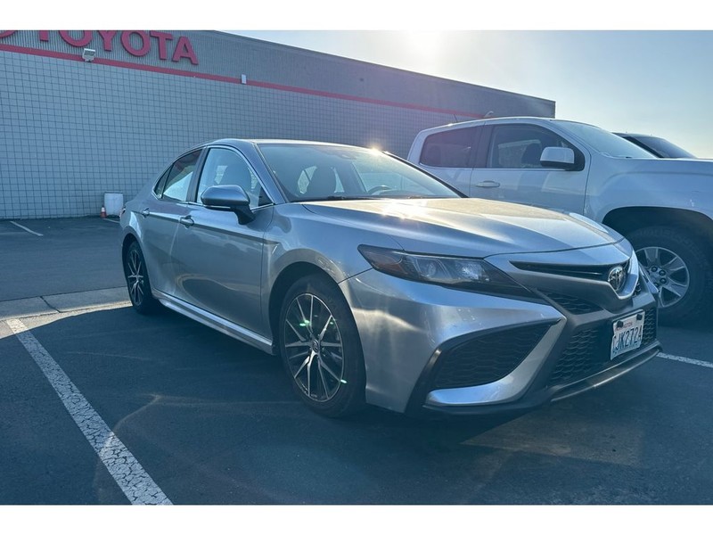 Toyota Camry Vehicle Full-screen Gallery Image 02