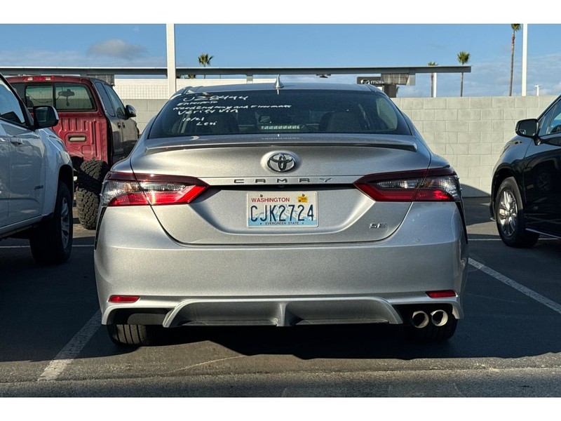 Toyota Camry Vehicle Full-screen Gallery Image 04