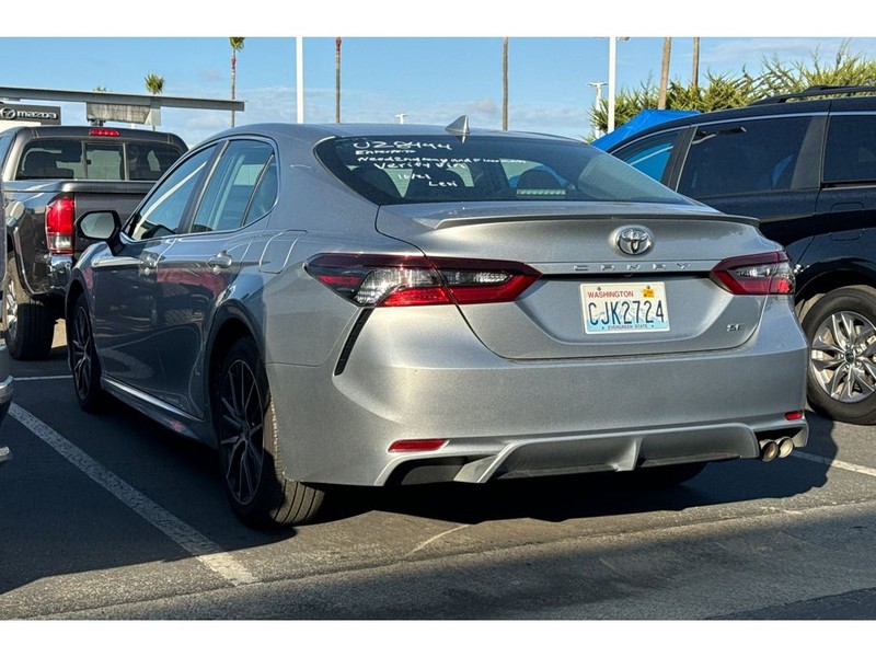 Toyota Camry Vehicle Full-screen Gallery Image 07