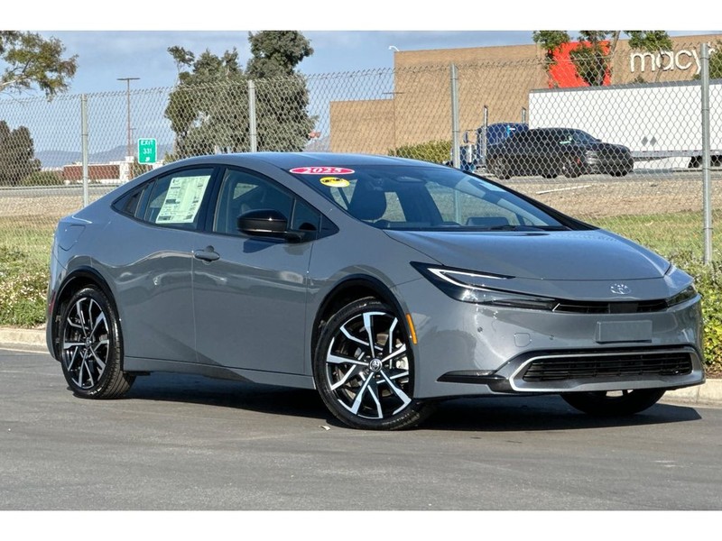 Toyota Prius Prime Vehicle Full-screen Gallery Image 02