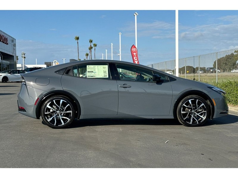 Toyota Prius Prime Vehicle Full-screen Gallery Image 03