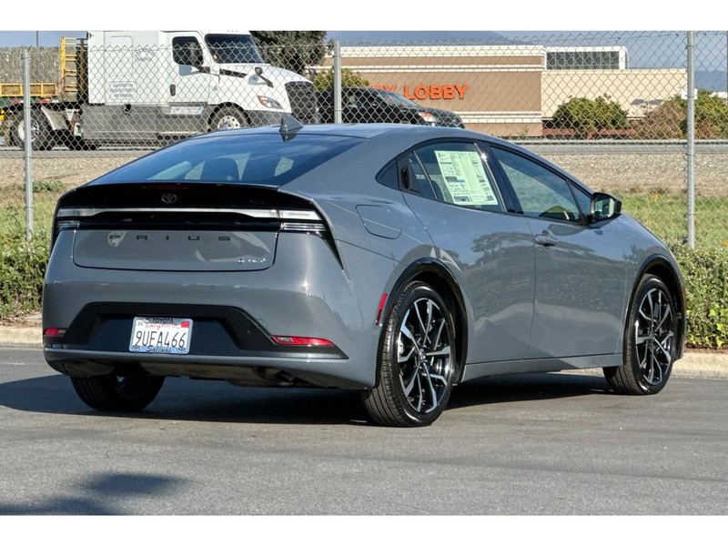 Toyota Prius Prime Vehicle Full-screen Gallery Image 04