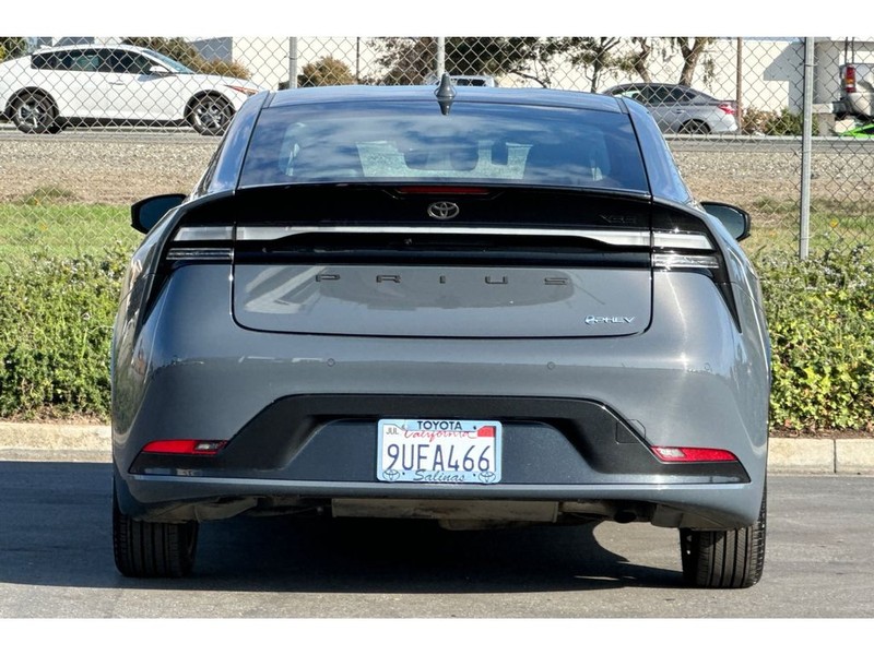 Toyota Prius Prime Vehicle Full-screen Gallery Image 05