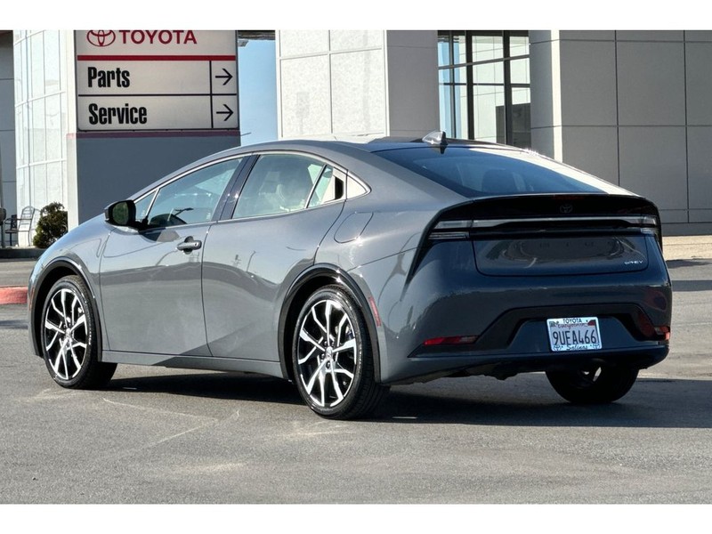 Toyota Prius Prime Vehicle Full-screen Gallery Image 06