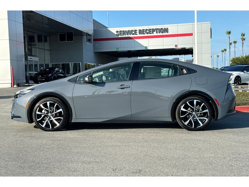 Toyota Prius Prime Vehicle Full-screen Gallery Image 07