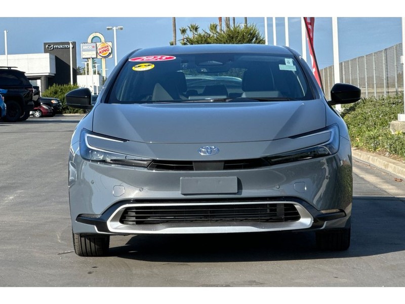 Toyota Prius Prime Vehicle Full-screen Gallery Image 09