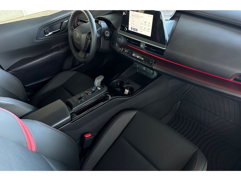 Toyota Prius Prime Vehicle Full-screen Gallery Image 18