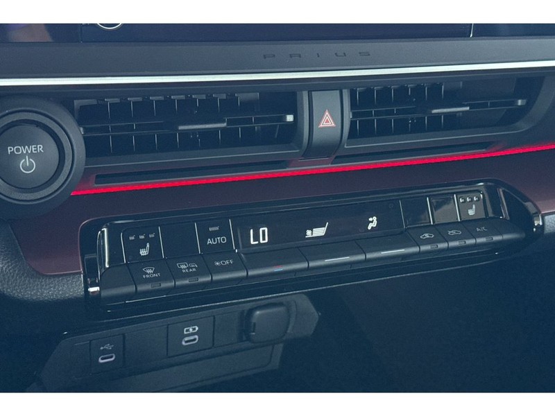 Toyota Prius Prime Vehicle Full-screen Gallery Image 21