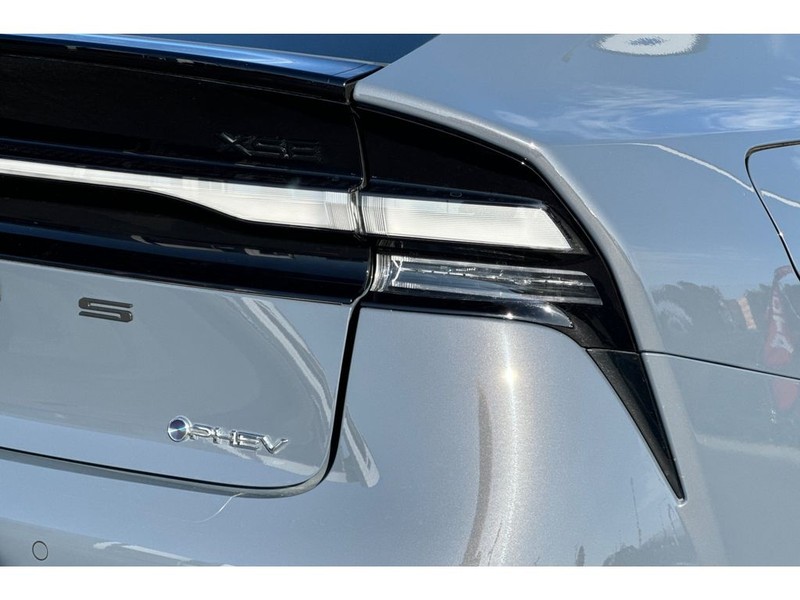 Toyota Prius Prime Vehicle Full-screen Gallery Image 31