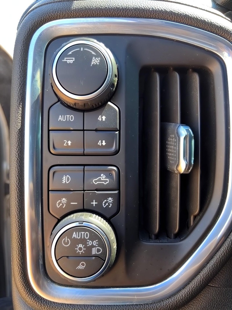 Chevrolet Silverado 1500 Vehicle Full-screen Gallery Image 11