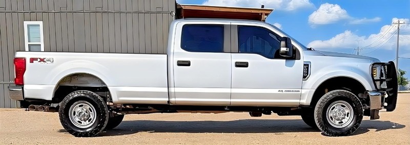 Ford Super Duty F-250 SRW Vehicle Full-screen Gallery Image 03