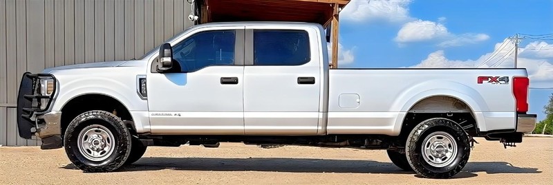 Ford Super Duty F-250 SRW Vehicle Full-screen Gallery Image 04