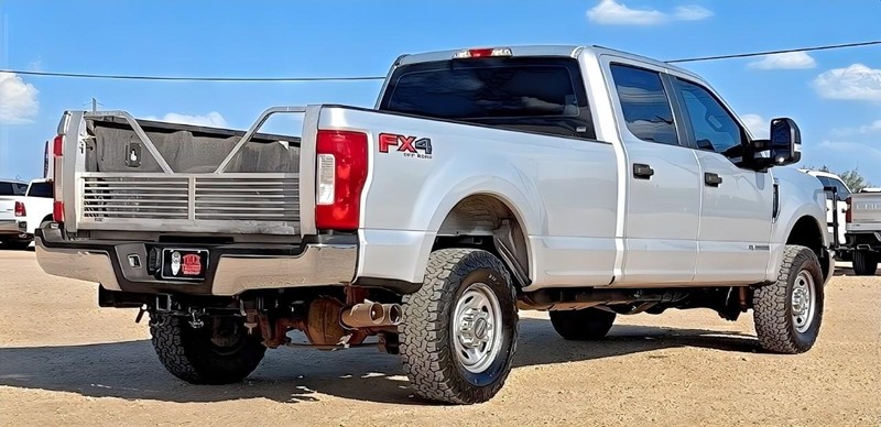 Ford Super Duty F-250 SRW Vehicle Full-screen Gallery Image 05