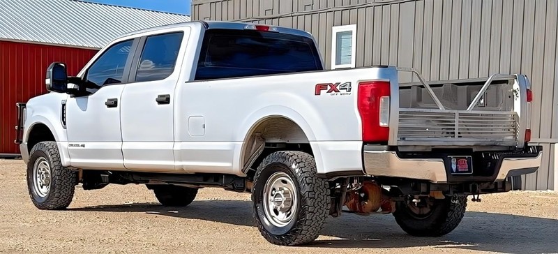 Ford Super Duty F-250 SRW Vehicle Full-screen Gallery Image 06